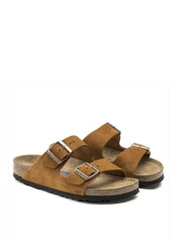 sandali comodi, calzature anatomiche, sandali estivi, sandali regolabili, plantare in sughero, sandali casual, calzature estive, sandali unisex, sandali birkenstock, birkenstock arizona, birkenstock marrone. Sandali estivi unisex Birkenstock Arizona marrone con doppia fibbia, plantare anatomico in sughero, design casual e confortevole. Regolabili per garantire il massimo comfort anche nella stagione calda.