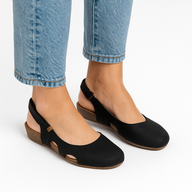 Testo alternativo: sandali donna, sandali ergonomici, sandali comodi, sandali estivi, sandali traspiranti, sandali per camminare, sandali aperti, sandali moda. Immagine che mostra un paio di sandali donna pensati per il comfort estivo, con design aperto ed elegante. Questi sandali sono ergonomici e traspiranti, ideali da indossare tutti i giorni per camminare e perfetti per chi cerca stile e comodità nella stagione estiva.