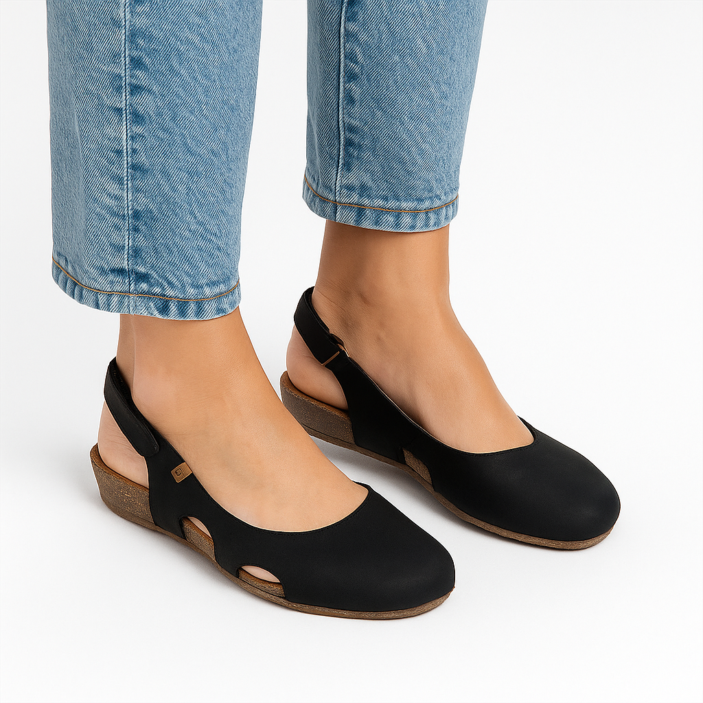 Testo alternativo: sandali donna, sandali ergonomici, sandali comodi, sandali estivi, sandali traspiranti, sandali per camminare, sandali aperti, sandali moda. Immagine che mostra un paio di sandali donna pensati per il comfort estivo, con design aperto ed elegante. Questi sandali sono ergonomici e traspiranti, ideali da indossare tutti i giorni per camminare e perfetti per chi cerca stile e comodità nella stagione estiva.