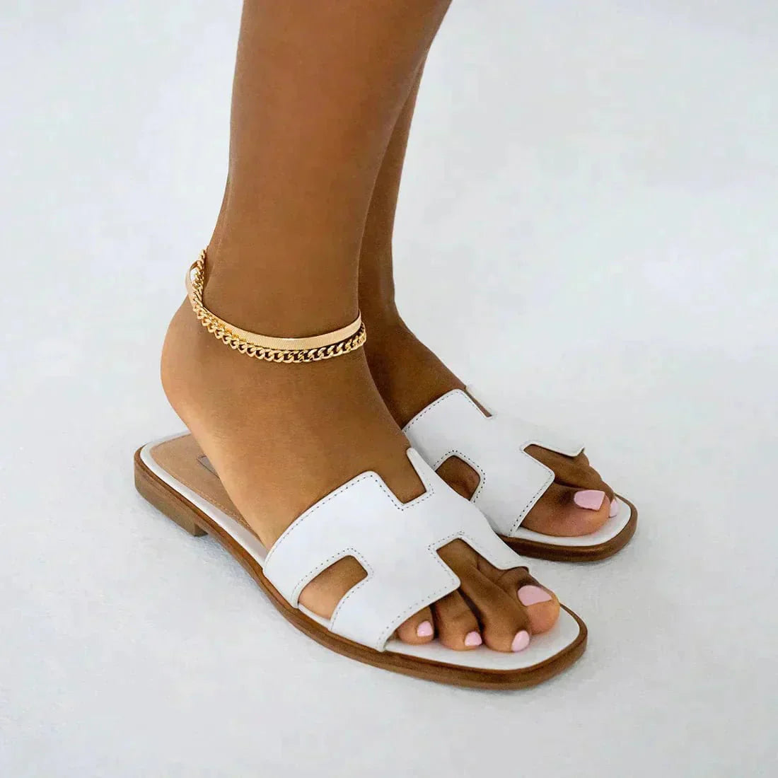 sandali donna, sandali estivi, sandali casual, sandali aperti, sandali leggeri, sandali bassi, sandali comodi, sandali donna, sandali estivi, sandali casual, sandali aperti, sandali leggeri, sandali bassi, sandali comodi. Scarpe da donna ideali per l'estate, perfette per look casual, modello aperto, leggero, basso e confortevole, pensato per offrire comodità quotidiana nelle stagioni calde, adatto a vari abbinamenti e stili estivi.