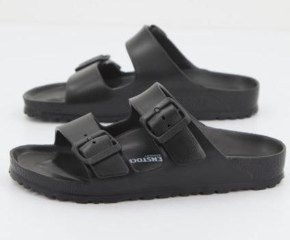 sandali in gomma, sandali estivi, sandali estivi donna, sandali comfort, sandali casual, sandali eleganti neri, sandali alla moda, sandali comodi, sandali con fibbie, sandali moda neri, sandali con fibbie regolabili, sandali con suola resistente. Sandali neri da donna dal design moderno, realizzati in gomma con fibbie regolabili e suola robusta, ideali per estate, comfort e stile casual elegante.