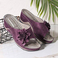Scopri il Comfort degli Eleganti Sandali Ortopedici con Plantare in Morbida Pelle I nostri sandali ortopedici sono la scelta perfetta per chi cerca sandali comodi e sofisticati per l'estate. Progettati con il benessere e lo stile in mente, questi sandali donna fondono comfort e eleganza. 01 | Design Leggendario e Confortevole Il cuore di questi sandali è una suola studiata nei minimi dettagli che simula la camminata sulla sabbia, offrendo un comfort duraturo. Il design avanzato fornisce supporto plantare,