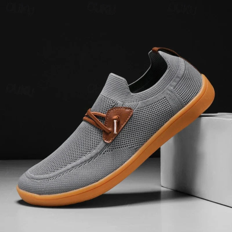 scarpe comode, scarpe leggere, scarpe morbide, scarpe traspiranti, scarpe casual, scarpe confortevoli, scarpe per il tempo libero, scarpe aderenti. Scarpe dal design casual e moderno, pensate per garantire comfort e morbidezza in ogni occasione. Leggerezza e traspirabilità si uniscono a materiali confortevoli e aderenti, ideali per il tempo libero, offrendo un’esperienza d’uso quotidiano pratica e piacevole sia in ambienti interni che esterni.