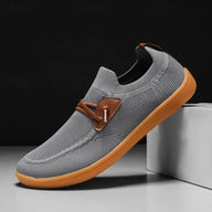 scarpe comode, scarpe leggere, scarpe morbide, scarpe traspiranti, scarpe casual, scarpe confortevoli, scarpe per il tempo libero, scarpe aderenti. Scarpe dal design casual e moderno, pensate per garantire comfort e morbidezza in ogni occasione. Leggerezza e traspirabilità si uniscono a materiali confortevoli e aderenti, ideali per il tempo libero, offrendo un’esperienza d’uso quotidiano pratica e piacevole sia in ambienti interni che esterni.