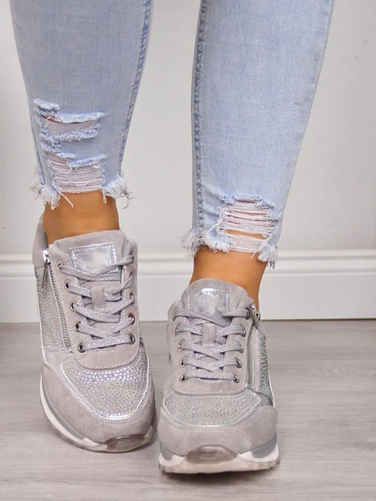Esplora le nostre scarpe ortopediche progettate per offrirti il massimo comfort tutto il giorno. Queste scarpe comode da donna combinano eleganza e praticità, rendendosi perfette per ogni occasione. Le scarpe eleganti comode sono ideali per chi cerca stile senza rinunciare al benessere del piede. Inoltre, la nostra collezione di calzature casual eleganti ti garantirà comfort e stile ovunque tu vada.