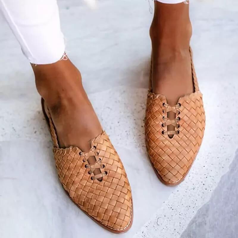 Scopri il Lusso Quotidiano con Scarpe Slip-On Comode e Raffinate per Donna | Mira Vivi l'equilibrio perfetto tra comfort e stile con le nostre scarpe slip on donna, progettate per le donne pratiche che non vogliono rinunciare all'eleganza. Queste calzature donna eleganti offrono un design leggero e flessibile che assicura una vestibilità perfetta e supporto duraturo. Ideali per uscite quotidiane, passeggiate o giornate piene di impegni, sono le scarpe comode donna perfette per commissioni, viaggi o momenti 