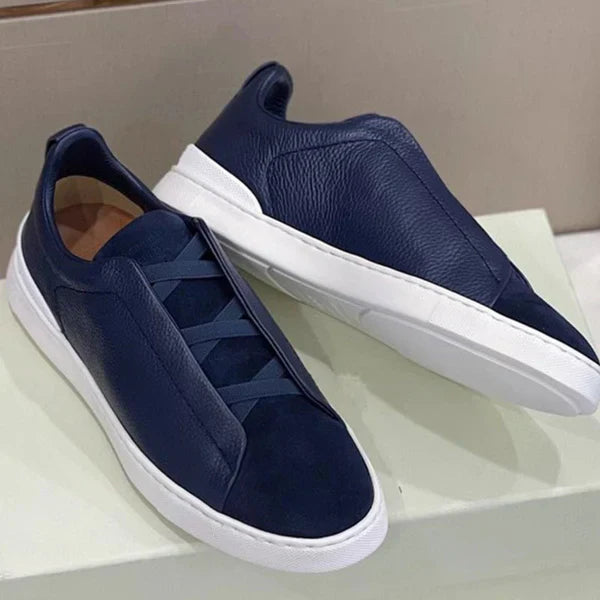 Immergiti nello Stile con le Scarpe Chelsea Premium Scopri la nostra collezione di sneaker in pelle, elegantemente rivisitate per offrirti un look raffinato e un comfort insuperabile. Le Scarpe Chelsea Premium sono la scelta ideale per chi cerca una scarpa comoda che non comprometta lo stile. Caratterizzate da una tomaia in pelle liscia e scamosciata di prima qualità, queste sneaker casual uniscono dettagli di cucitura sottili all'inconfondibile allacciatura ad anello. Pelle e camoscio di prima qualità Lacc
