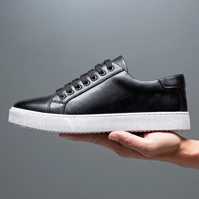 Sneakers pelle uomo, scarpe comode eleganti, sneakers eleganti, sneakers leggere uomo. Nell’immagine si vedono sneakers pelle uomo indossate con abbigliamento casual-chic da uomo. Le scarpe comode eleganti unite al design moderno delle sneakers eleganti, offrono comfort e leggerezza. Sneakers leggere uomo perfette per uno stile raffinato ma informale, ideali per ogni occasione nel guardaroba maschile.