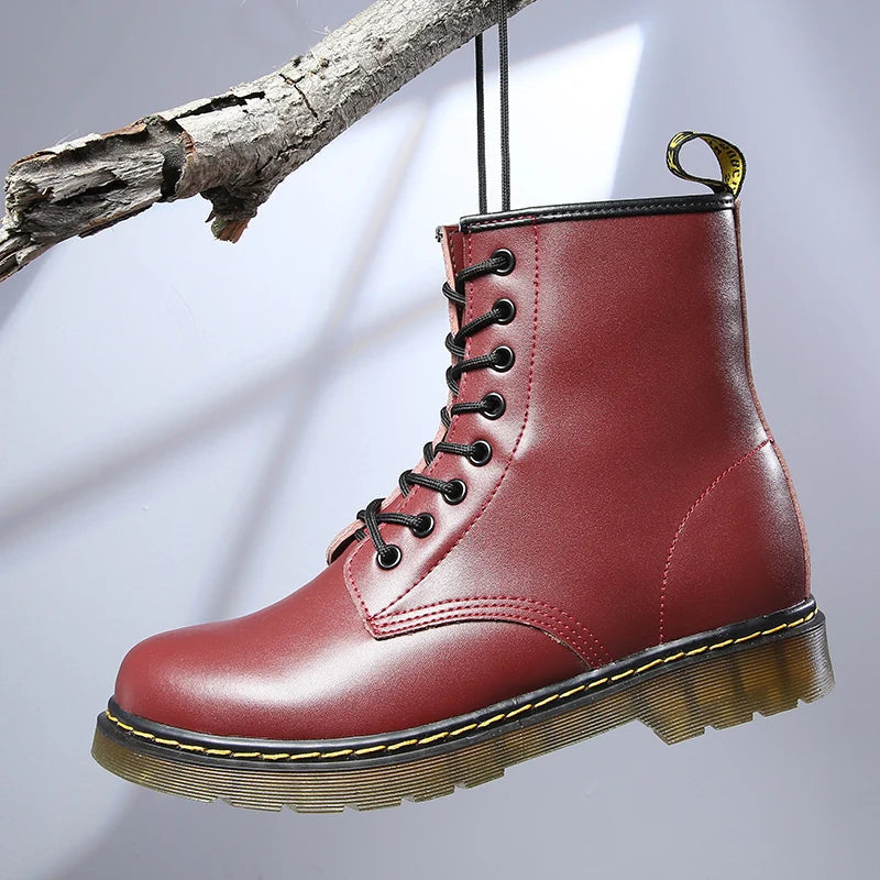 Scopri Andrea | Stivaletti: Eleganza e Comfort per l'Inverno Eleva il tuo stile invernale con i nostri stivali Andrea, che combinano moda e funzionalità per la donna moderna. Questi stivali donna invernali non sono solo un accessorio, ma un elemento che attira l'attenzione e completa senza sforzo una varietà di outfit, adattandosi perfettamente al tuo look quotidiano. Eleganza Confortevole: I nostri stivali moda donna, realizzati con grande attenzione ai dettagli, emanano eleganza e possono essere abbinati 