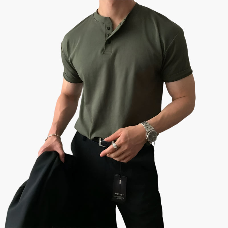 Maglietta con colletto abbottonato: Stile ed Eleganza Sempre con Te Scopri la nostra t shirt elegante uomo, un capo che offre un perfetto equilibrio tra comfort e sofisticatezza. Realizzata in 100% cotone, questa t shirt cotone uomo garantisce leggerezza e traspirabilità, rendendola la scelta ideale come maglietta estiva uomo per le giornate calde. Caratterizzata da un colletto abbottonato, questa maglietta estiva uomo aggiunge un tocco di modernità e raffinatezza. La nostra t shirt con bottoni è pensata pe