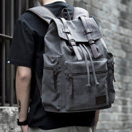 Voyageur - Zaino in tela trendy per uomo, formato grande Scopri il Voyageur Zaino, l'accessorio perfetto per l'uomo moderno alla ricerca di stile e funzionalità. Con il suo design retrò e una capacità spaziosa di 20L, questo zaino in tela combina comfort ed eleganza. Ideale per l'uso quotidiano o durante i tuoi viaggi, è progettato per essere pratico rimanendo al contempo di tendenza. Porta con te tutto il necessario senza compromettere il tuo stile! Principali vantaggi: Capacità spaziosa: Goditi uno spazio