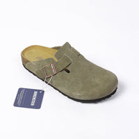 zoccoli birkenstock, calzature ergonomiche, plantare ergonomico, comfort piedi, calzature traspiranti, suola antiscivolo, supporto arco plantare. Zoccoli Birkenstock pensati per offrire comfort ai piedi grazie a calzature ergonomiche con plantare anatomico. Le calzature sono traspiranti e dotate di suola antiscivolo e supporto per l’arco plantare, ideali per chi cerca comodità e stabilità durante l’uso quotidiano.