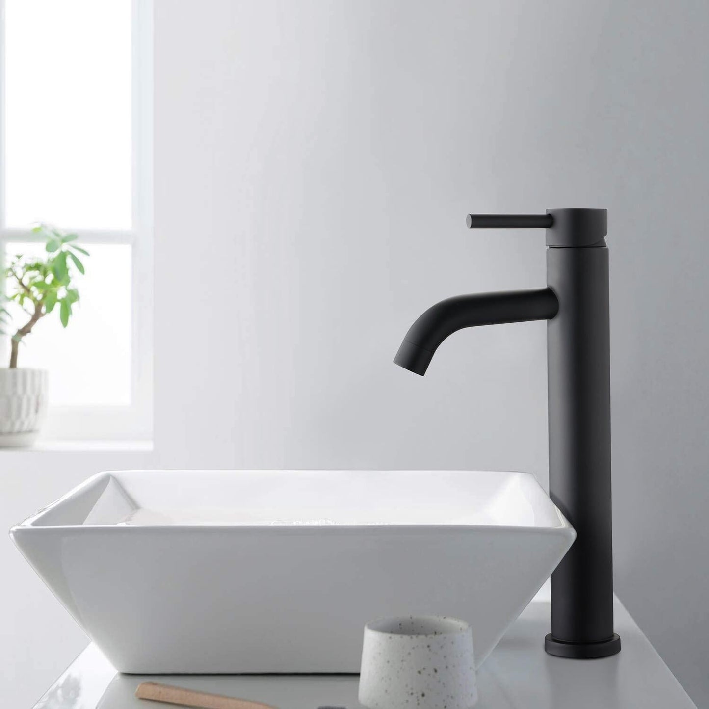 robinet noir et mitigeur lavabo salle de bain moderne