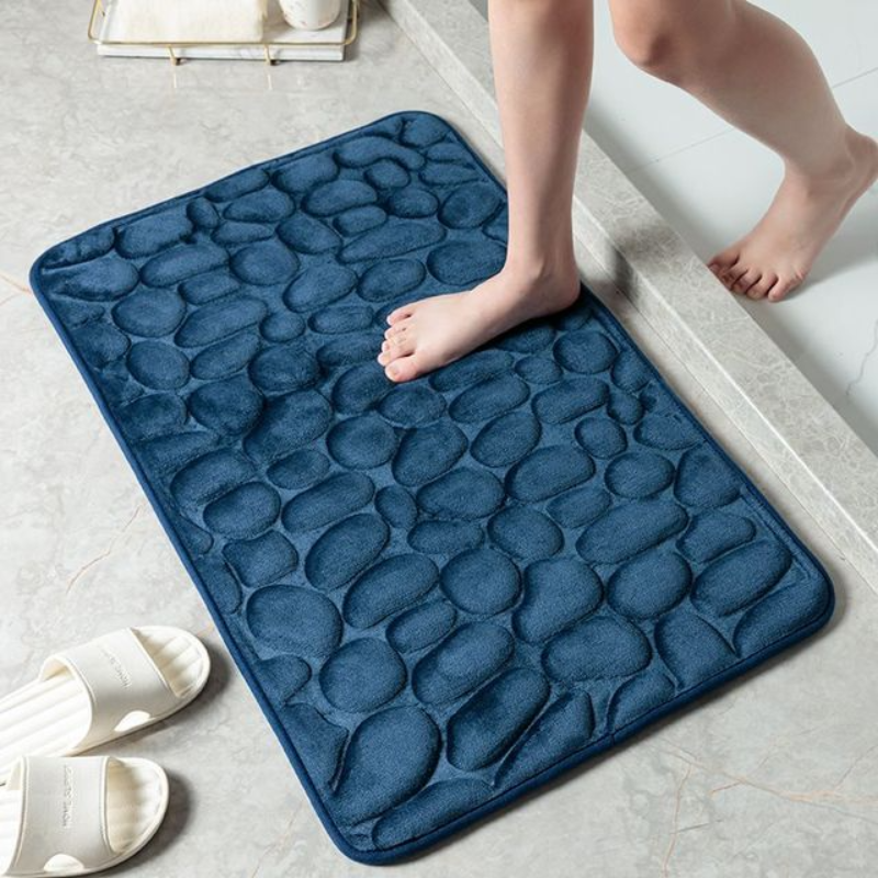 Tapis de bain antidérapant absorbant dans une salle de bain