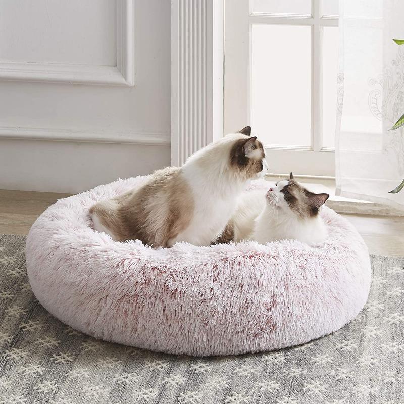 lit confortable pour chat avec coussin et couffin dans une corbeille