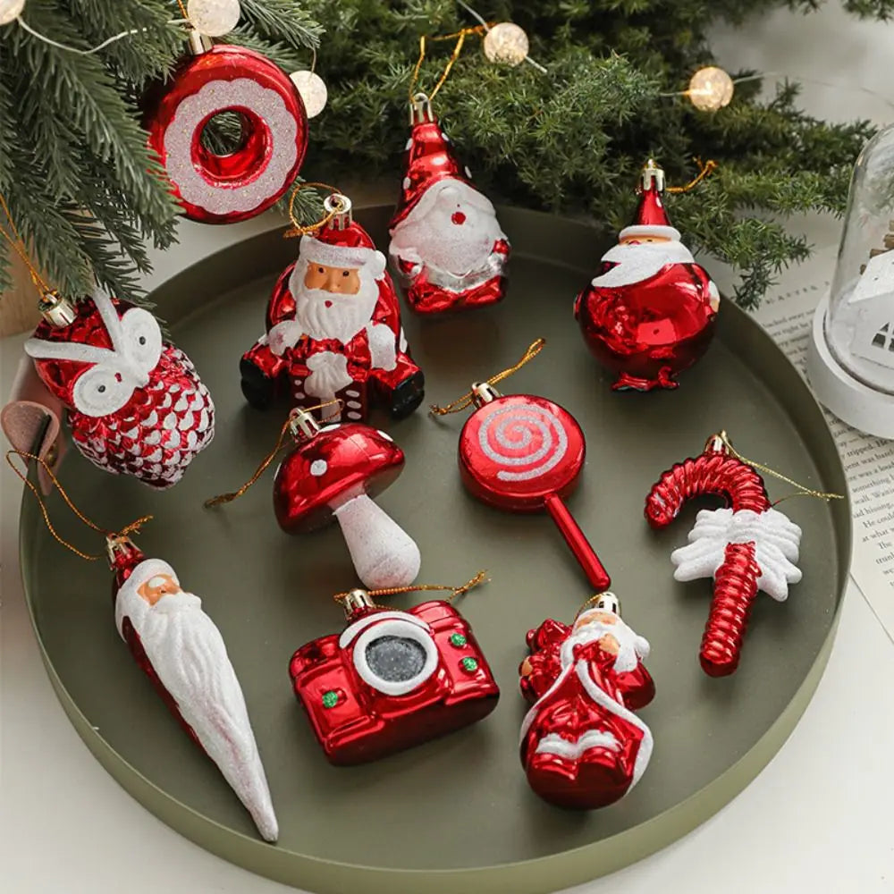 Guirlande et boules de Noël rouges sur un sapin de Noël