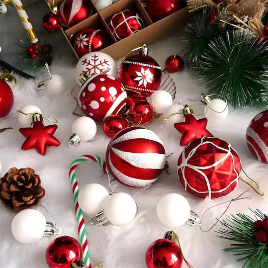 Décoration de noël avec boules et déco de sapin