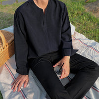 Scopri la nostra camicia coreana uomo, perfetta per un look fresco e raffinato. Questa camicia senza colletto offre stile unico e comfort, ideale come camicia uomo elegante estiva. Con design moderno, la camicia coreana uomo è la scelta giusta per distinguersi con una camicia senza colletto versatile.